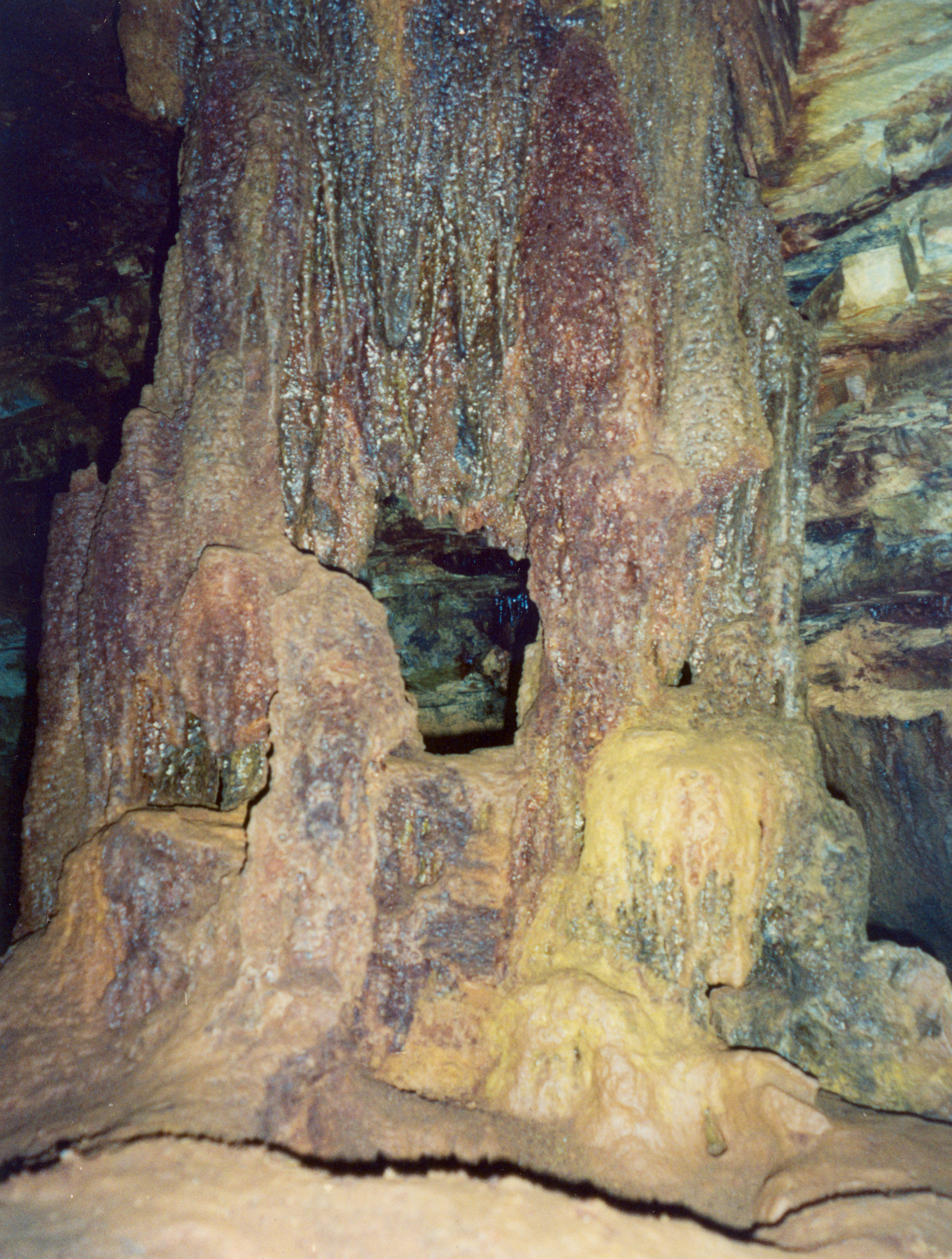 Leopard Skull Cave [Picture][Red formation pillar 2][19970720][PSwart]