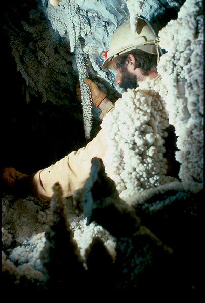 Apple Green in passage under intrusive Dyke Cango 3 Easter 1