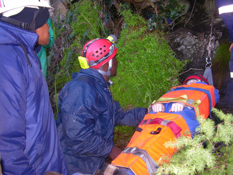 Clovelly Cave rescue practice in progress DSCN5298