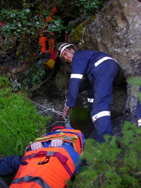 Clovelly Cave rescue practice in progress DSCN5300